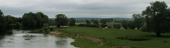 Vrijstaande familieboerderij aan de Maas